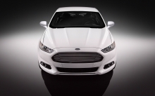 Ford Fusion на темном фоне, белый, вид спереди, решетка, тень